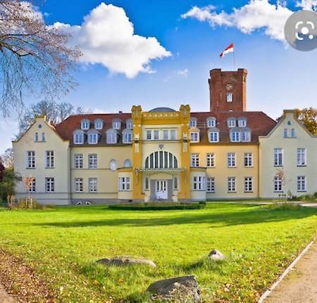 Schloss Lelkendorf Apartment Ulrichshusen Maisonette Fewo Mecklenburger Seenplatte Mit Dachterrasse Naehe Ostsee Exterior foto